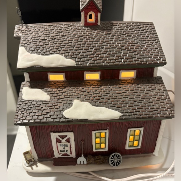 🤍2001 St. Nicholas Square Village Light Up "COUNTRY BARN" 🤍 - Picture 6 of 10